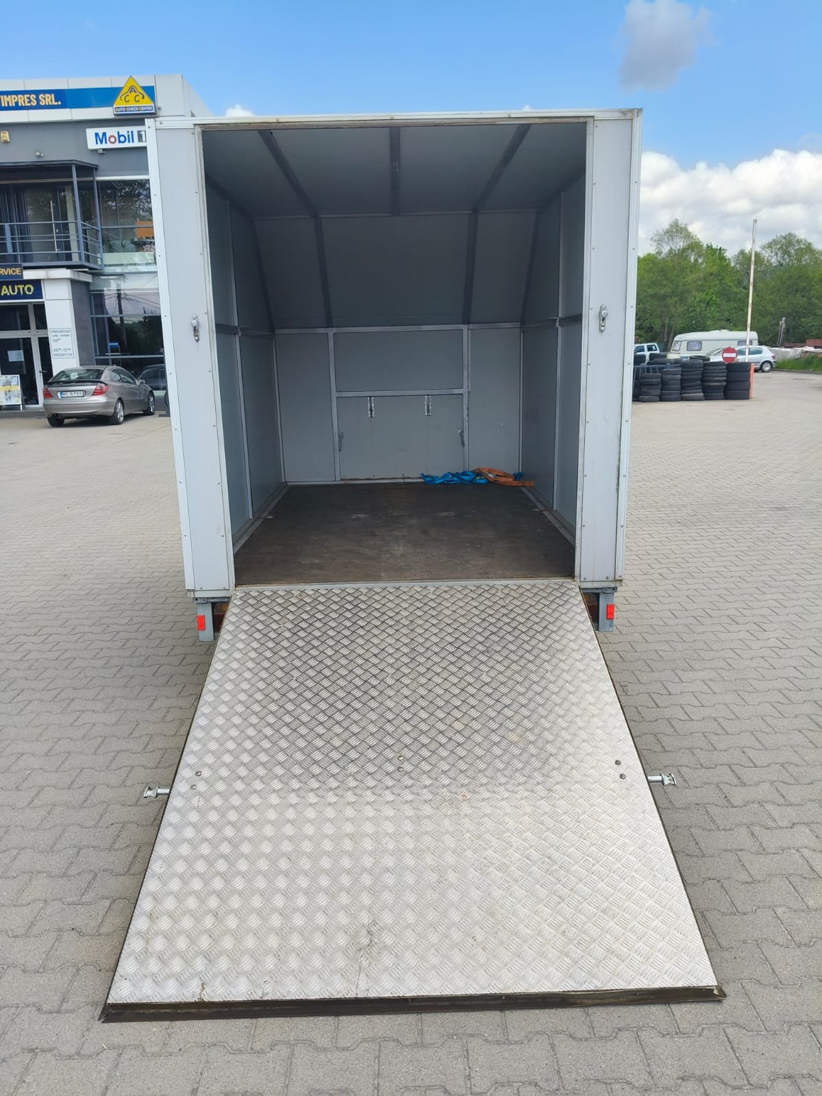 Închiriere Remorcă specială cu rampă 500 kg, platformă 2x3 m, sistem de frânare propriu - imagine 3