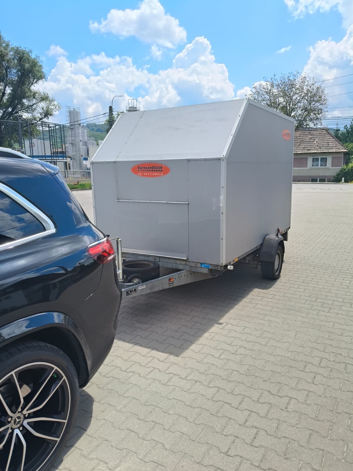 Închiriere Remorcă specială cu rampă 500 kg, platformă 2x3 m, sistem de frânare propriu