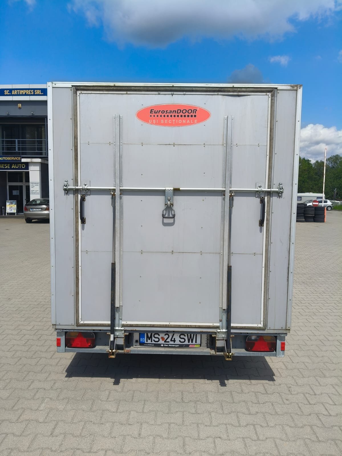 Închiriere Remorcă specială cu rampă 500 kg, platformă 2x3 m, sistem de frânare propriu - imagine 6